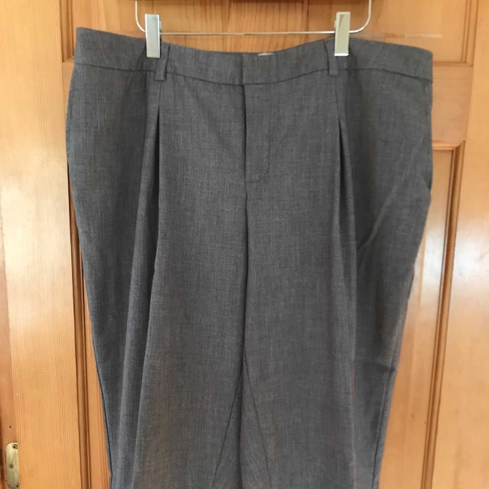 2/$15 Women’s AVENUE Pleat Front Cropped Pants